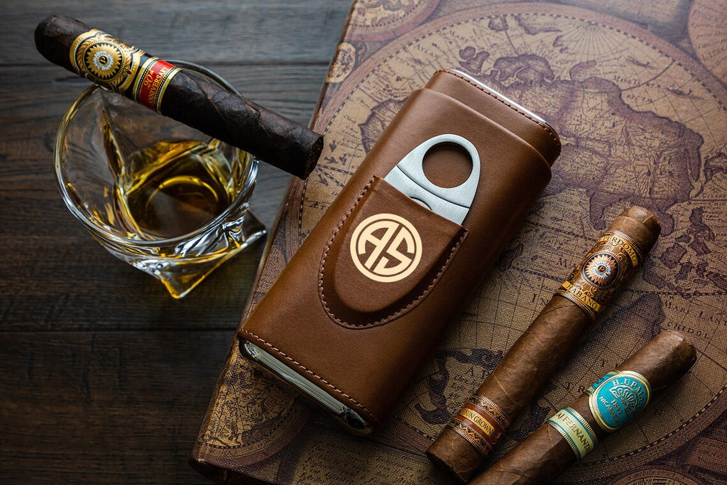 Travel cigar case with cutter